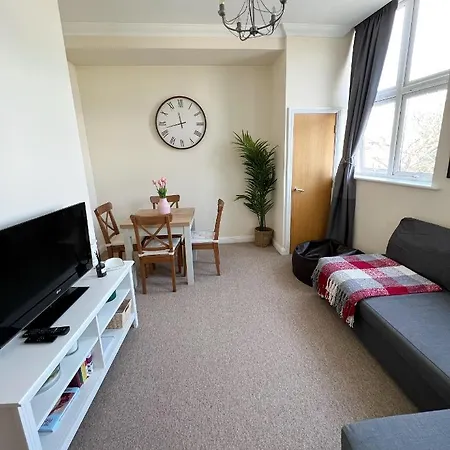Cosy Town Centre Apartment Close To Beach-2