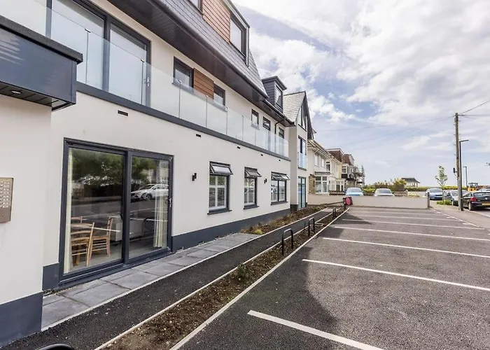 Modern 2 Bed, Cliff Top & Parking, F6