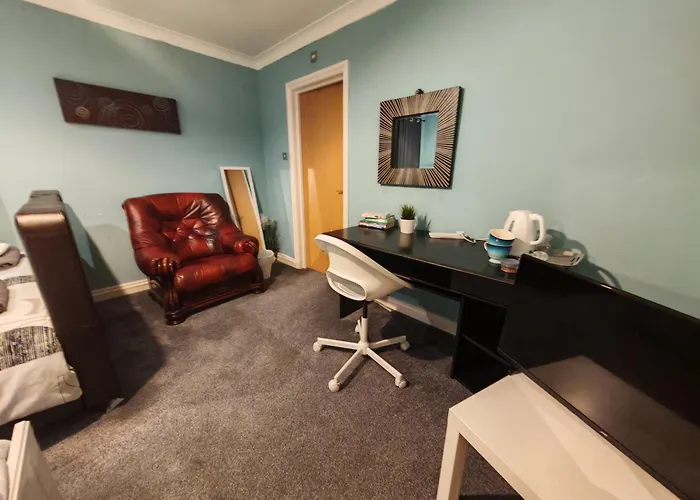 Dble Bed -Room Near Bournemouth Hospital Shared Bathroom