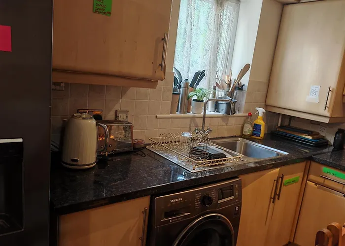 Dble Bed -Room Near Bournemouth Hospital Shared Bathroom